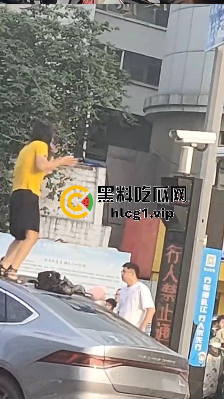 女子跳上等红灯的车顶狂舞，是模仿青岛大姐还是搏出位求流量？-3