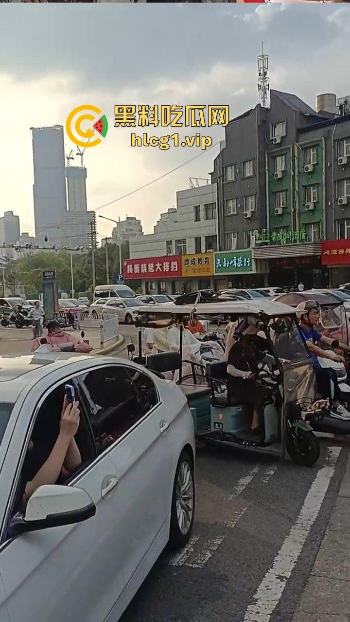 女子跳上等红灯的车顶狂舞，是模仿青岛大姐还是搏出位求流量？-4