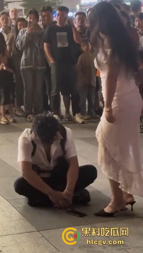 肉装女神高跟鞋一拳撂倒男友，战斗力爆棚！打完还淡定整理衣服发朋友圈，真不把人当回事！-2