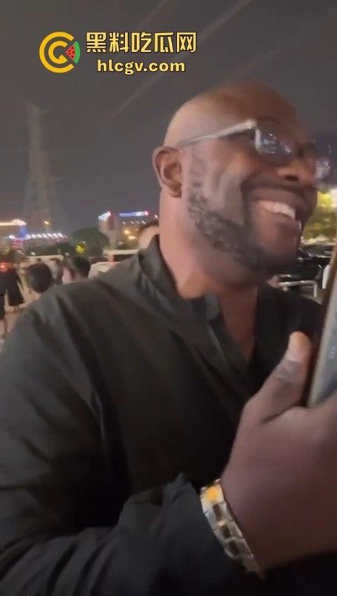 肉装女神高跟鞋一拳撂倒男友，战斗力爆棚！打完还淡定整理衣服发朋友圈，真不把人当回事！-7