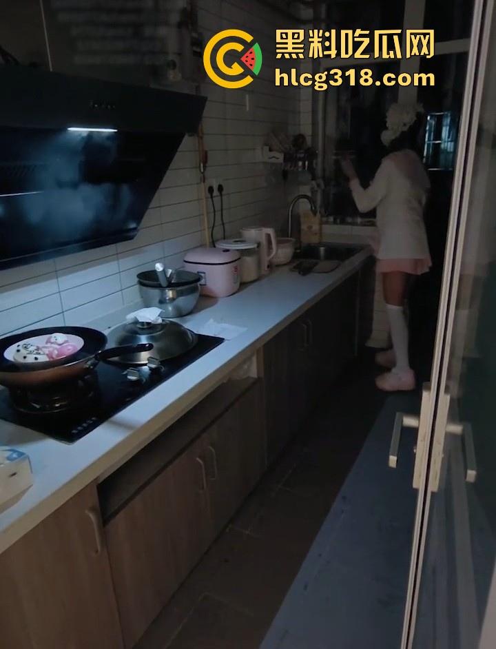 洛丽塔表妹不穿内裤在厨房做菜，做完来勾引我，没忍住就强行骑乘我了，直到高潮才停止。-3