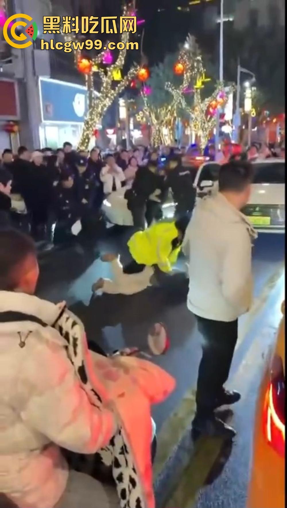 重庆石柱酒局变拳局，醉汉狂砸警察，酒后失控狂揍警察，现场打成一锅粥！-1