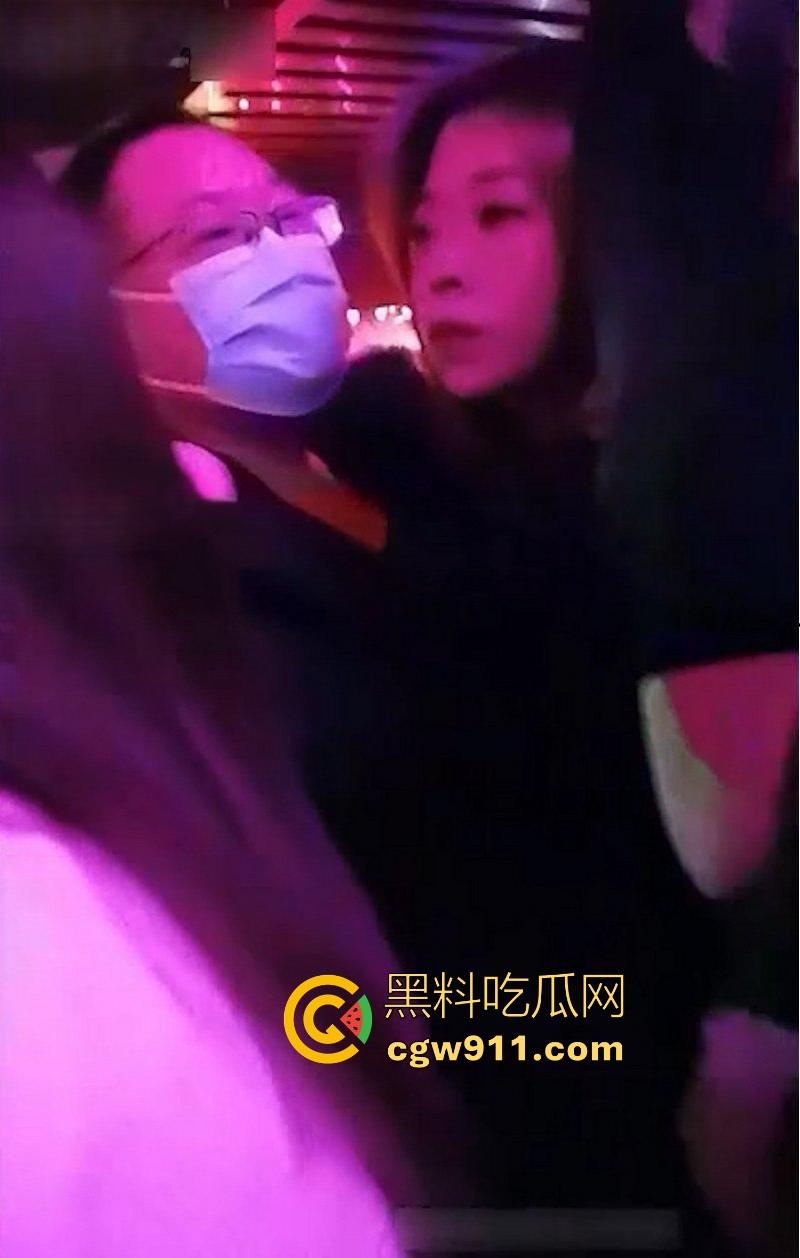 重庆砂舞厅淫乱偷拍！上百妹子紧身裙摇臀等挑，高颜值御姐少妇应有尽有，昏黄灯下抓奶接吻6分钟狂欢！-4