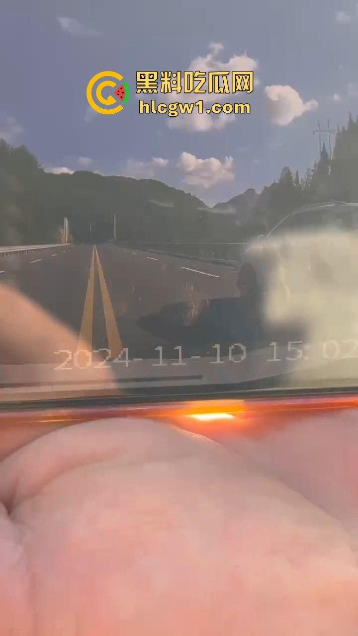 辽宁小车司机路怒找茬摩托骑手！以为没行车记录仪，直接上去撞，结果笑死了！-4