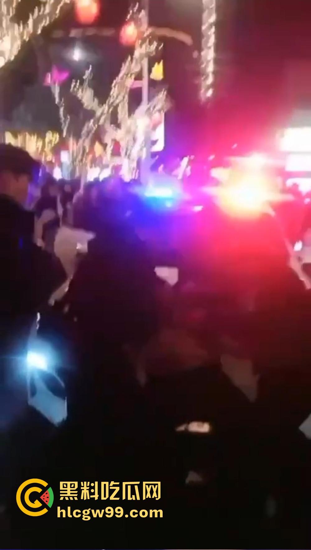 重庆石柱酒局变拳局，醉汉狂砸警察，酒后失控狂揍警察，现场打成一锅粥！-7