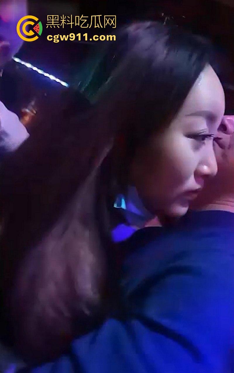 重庆砂舞厅淫乱偷拍！上百妹子紧身裙摇臀等挑，高颜值御姐少妇应有尽有，昏黄灯下抓奶接吻6分钟狂欢！-7