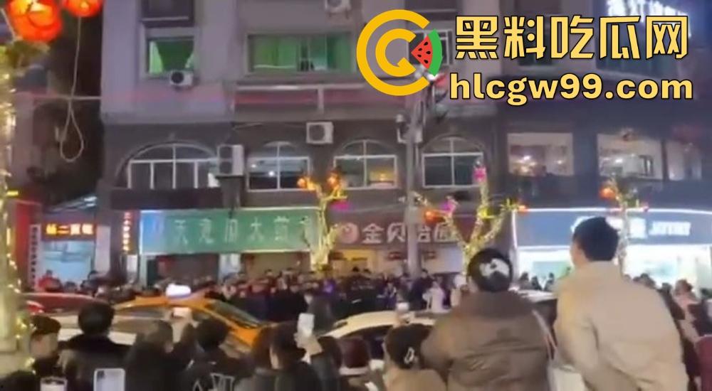 重庆石柱酒局变拳局，醉汉狂砸警察，酒后失控狂揍警察，现场打成一锅粥！-10