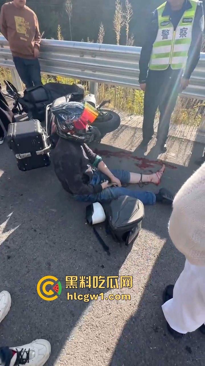 辽宁小车司机路怒找茬摩托骑手！以为没行车记录仪，直接上去撞，结果笑死了！-8