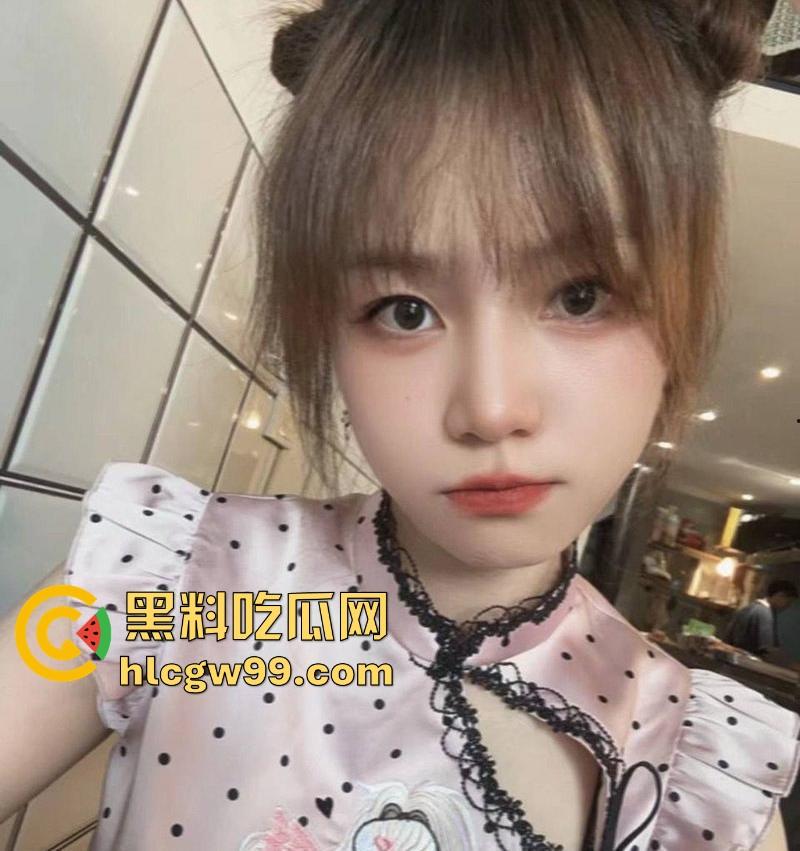 女友网瘾太大怎么办？让她吃鸡巴放松一下，重庆工商学院清纯反差女友【徐馨雯】调教视频泄露曝光！-3