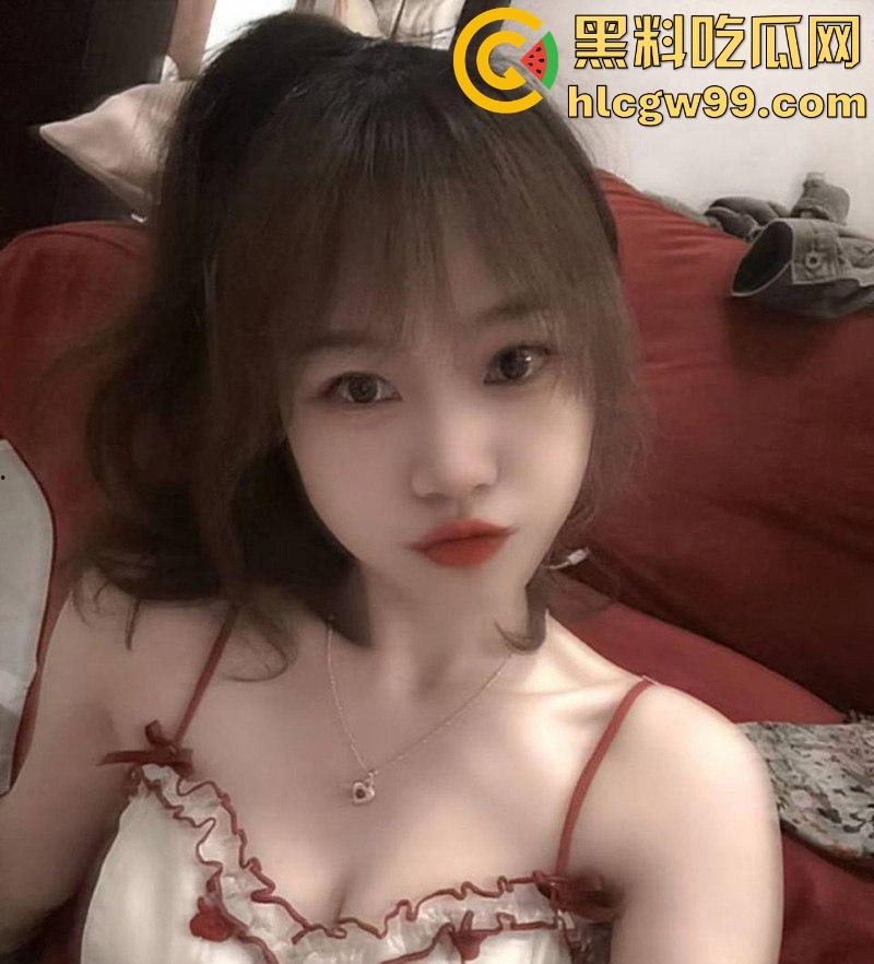 女友网瘾太大怎么办？让她吃鸡巴放松一下，重庆工商学院清纯反差女友【徐馨雯】调教视频泄露曝光！-4