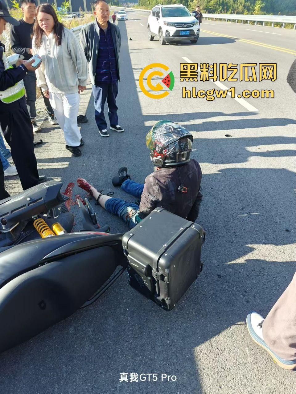 辽宁小车司机路怒找茬摩托骑手！以为没行车记录仪，直接上去撞，结果笑死了！-12