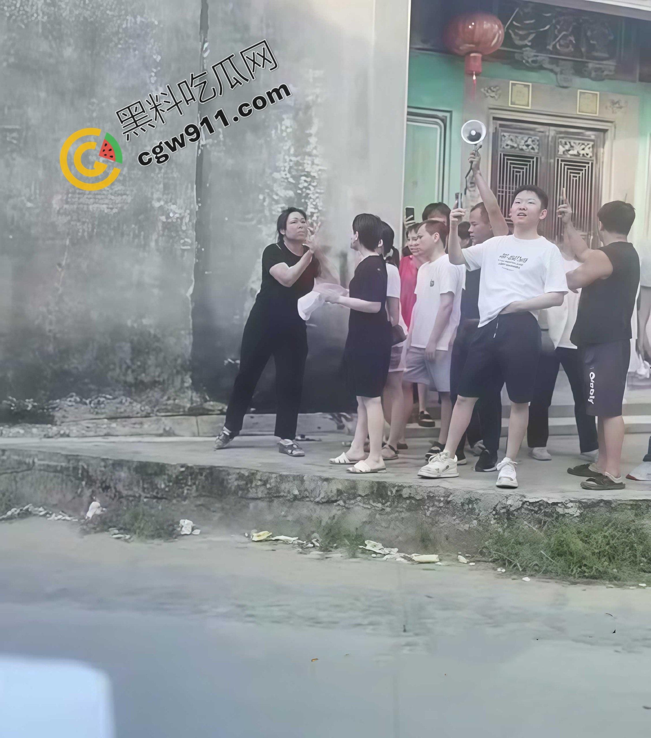 广东普宁惊爆绿帽丑闻：丈夫公开播放妻子出轨证据！三孩皆非亲生，妻家门庭若市，宗祠前成大戏场！-9