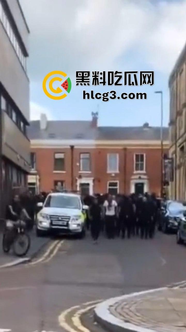 英国移民集会冲突升级：武装移民群体街头抗议引发暴力冲突！-5