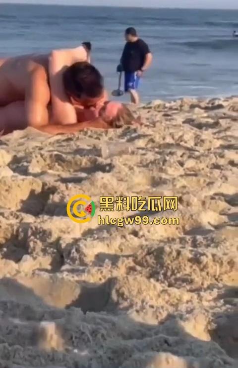 公共沙滩变成人体交配现场，老外光天化日下当着孩子面直接操逼，老黑直接上去用水泼降温警告！-1