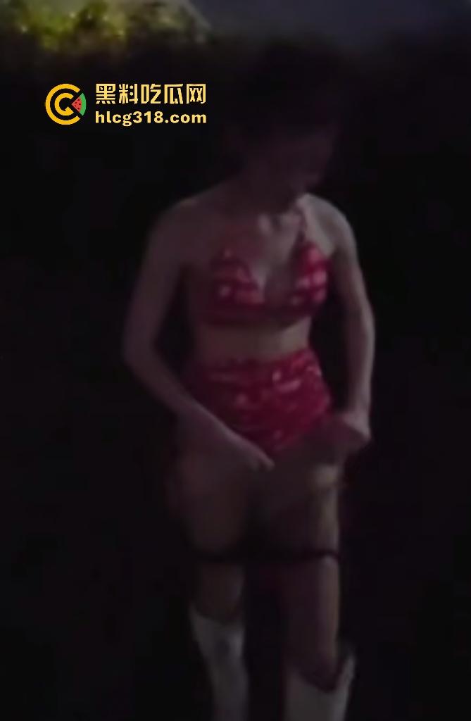 女粉丝提前出演唱会在体育馆外随地大小便!谁知被男友偷拍,渔网袜大奶骚态却素质低劣!-7