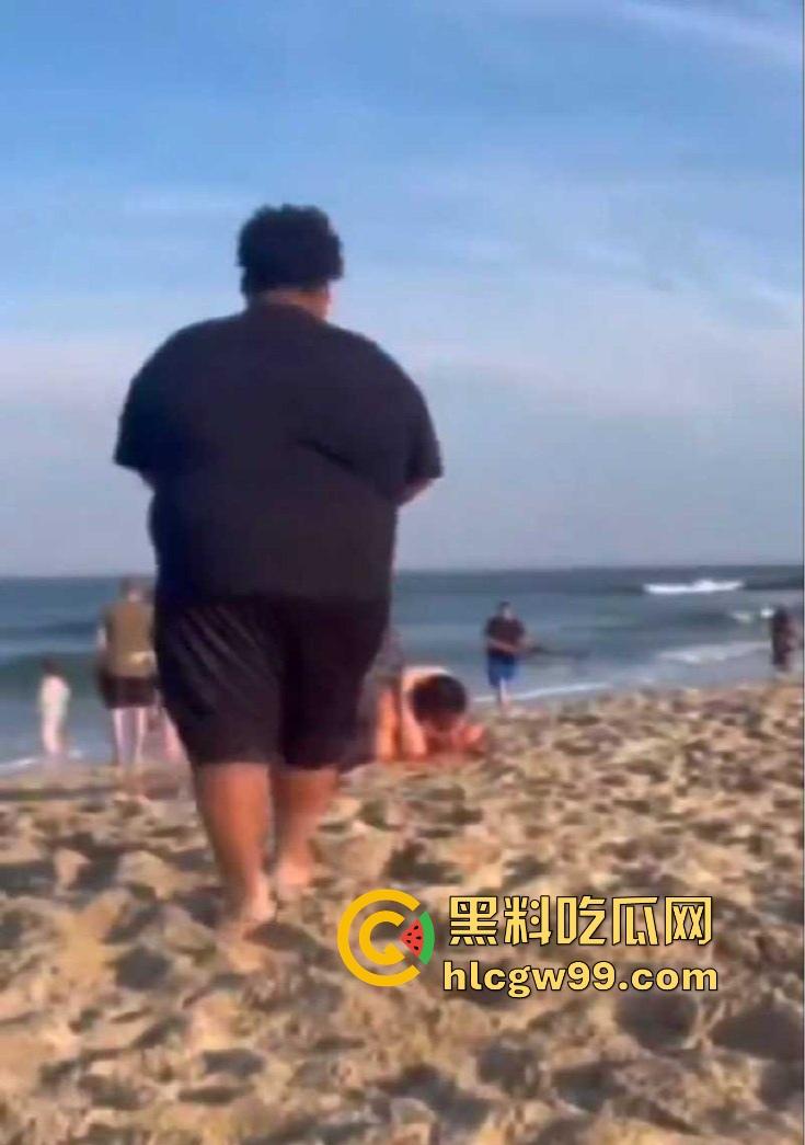 公共沙滩变成人体交配现场，老外光天化日下当着孩子面直接操逼，老黑直接上去用水泼降温警告！-8