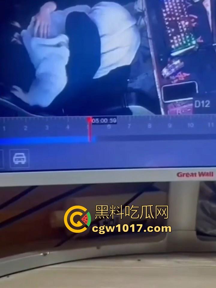 网吧包房年轻情侣打完游戏就在沙发上当场开干？面对摄像头毫无畏惧他人的眼光，年轻人就是会玩！-7
