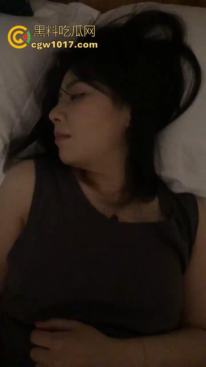 醉酒带回极品美女，一开始还抗拒插入，大鸡巴塞进去了瞬间老实，狂插到底淫水直流，怎么能这么骚啊！-4