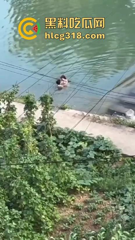 大胆情侣河边做爱，精虫上脑直接开干，激情四射无视众人，这样搞下去真不怕得阴道炎呀！-4