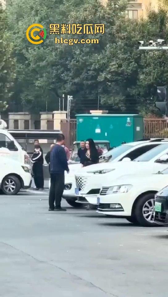 苏州情侣停车场上演跪地求饶两极反转成当街暴揍!黑丝高跟女不依不饶,男友按地上皮带伺候!-2