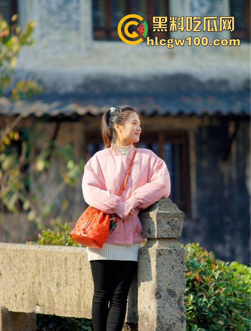 绍兴柯桥极品人妻【张璞泽】早年私密视频泄露，全裸露乳显穴伺候男友，温柔口交乖巧到极致！-3