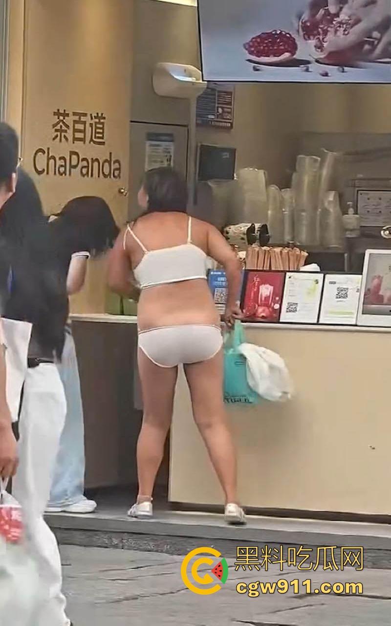 江苏衣裳街街头惊现户外露出，疑似神经病女子闹市区发癫，马路中一丝不挂狂舞，路人惊呼纷纷拍照！-6