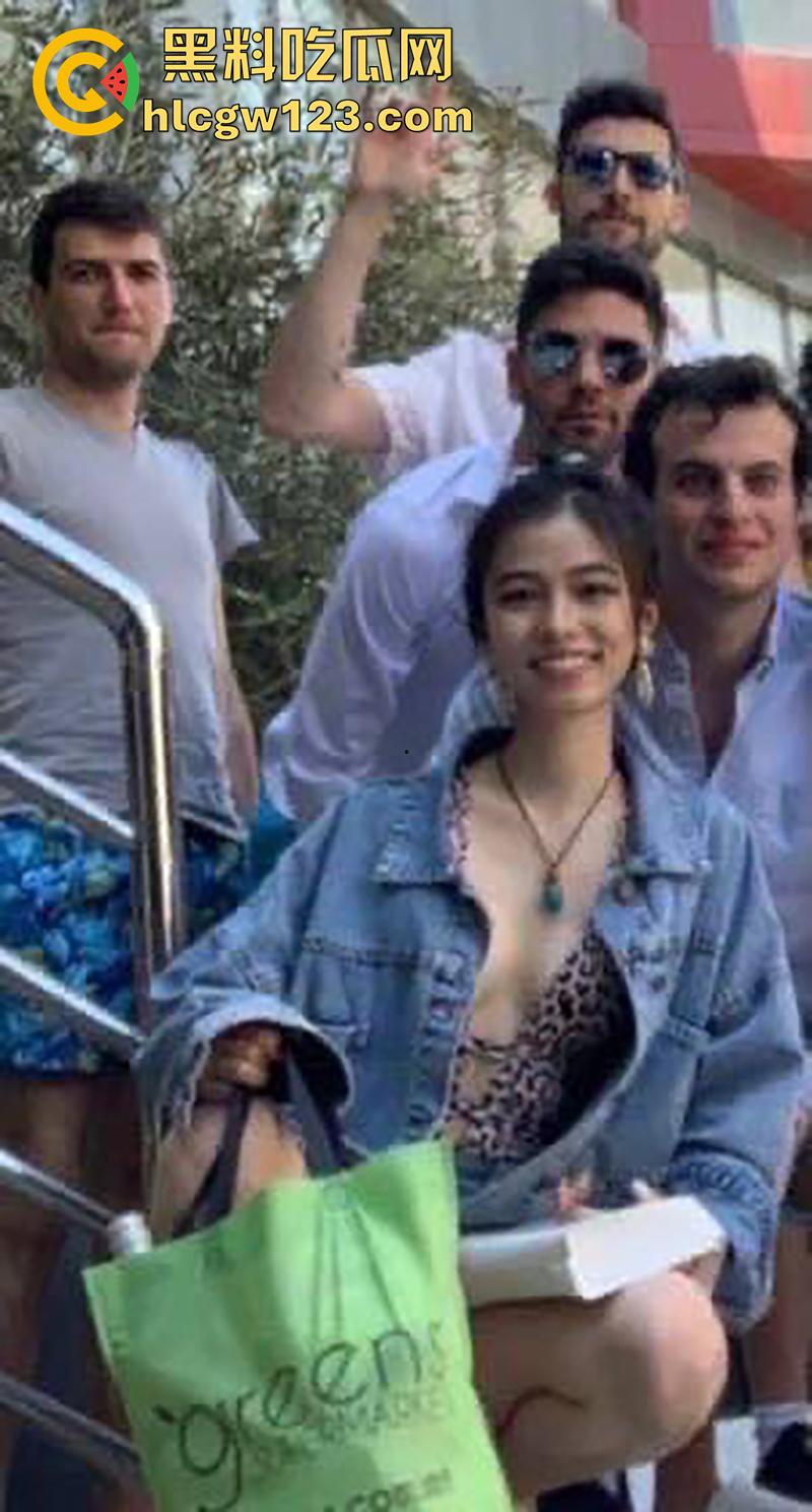 澳洲留学骚逼【姜婷】，在国内装白富美，到国外秒变母狗，跪舔洋屌群交淫乱，屁股都打红了！-2