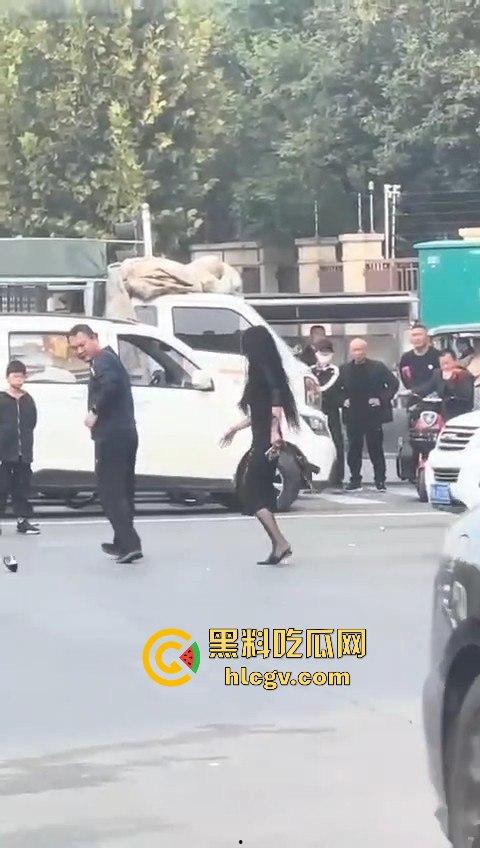 苏州情侣停车场上演跪地求饶两极反转成当街暴揍!黑丝高跟女不依不饶,男友按地上皮带伺候!-9