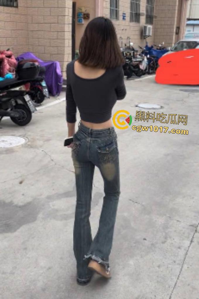 气质熟女【郭美烨】毛太多被金主喊刮逼毛，坐浴缸用脱毛膏剃刀刮成嫩逼，再不刮干净就刺金主嘴巴了！-1