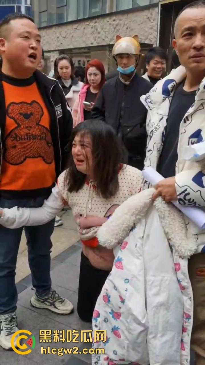 四川泸州胖妹抽脂被戳破大肠差点没命 路边哭喊陈清美容院血债血偿-1