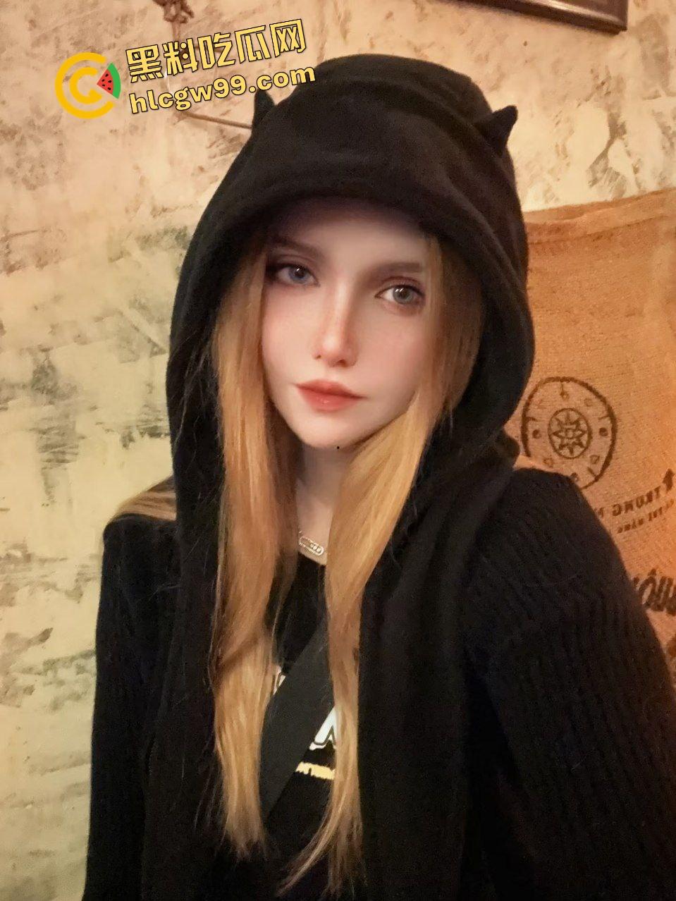 野性的呼唤！俄罗斯反差金发妹玩刺激露出，在野外雪地汽车上自慰抠逼，露天福利抓紧观赏，不愧是战斗民族！-2