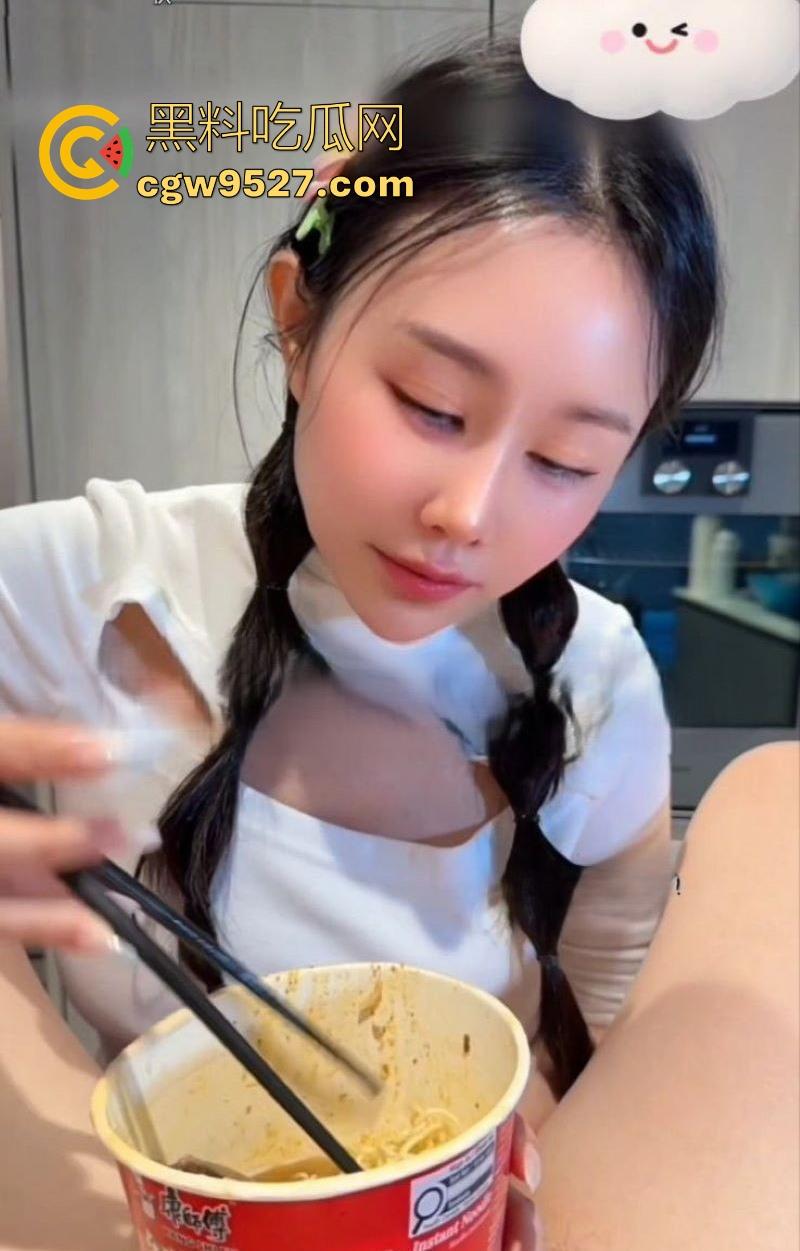 极品性感博主【汐梦瑶】化身吃播主播，品尝红烧牛肉鸡巴面，露脸口交吞精，调料包泡鸡吧超淫荡！-5