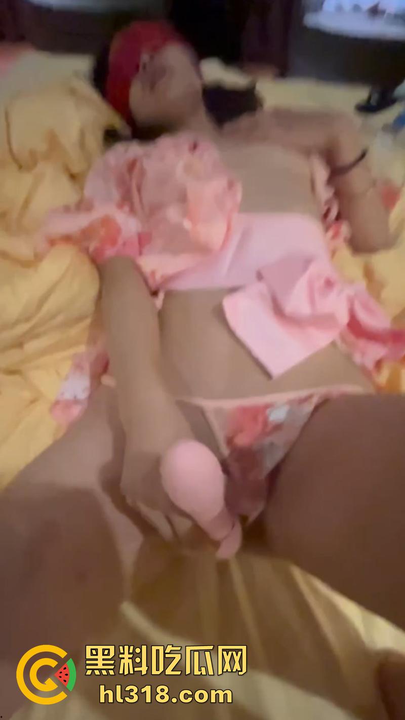 大神分享极品骚母狗,扬州骚妹背着男友,被金主包养调教深喉骑乘,身上写满淫语肆意玩弄。-5