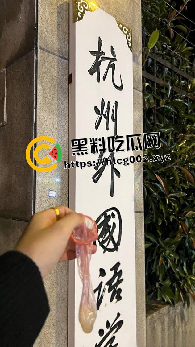 杭州外国语学院巨乳美女校花被包养 叫上好兄弟一起干  给好兄弟干到痿了都 现场淫荡画面流出-1