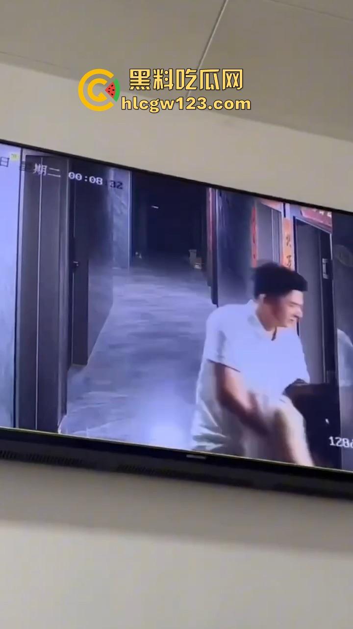 美女520当晚酒醉被两名男子捡尸 强行拖入酒店房间 轮奸2小时酒醒后才被救出 最终两人被拘!-3