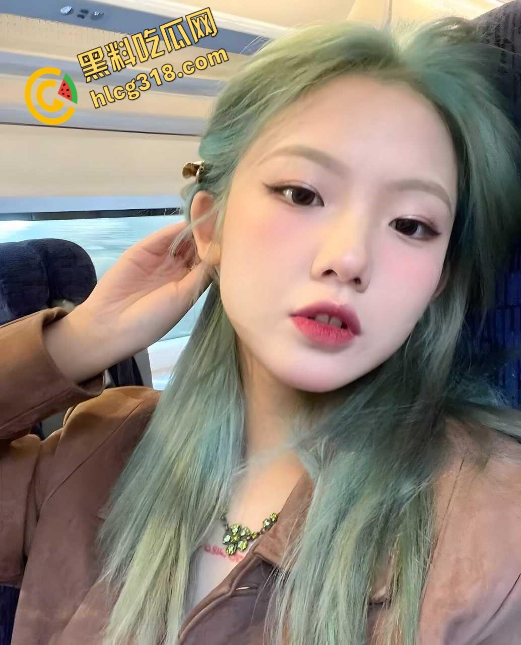 浙江外国语学院【张钰娇】，清纯反差绿发妹，高铁千里送炮，口活一流嫩穴随便内射！-4