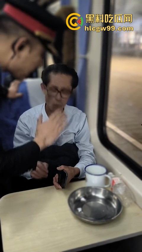 上海到东北的火车上演现实版权力秀，大叔仗着儿子是公安，嚣张跋扈，大姐当场怒怼公安就能无法无天？-5