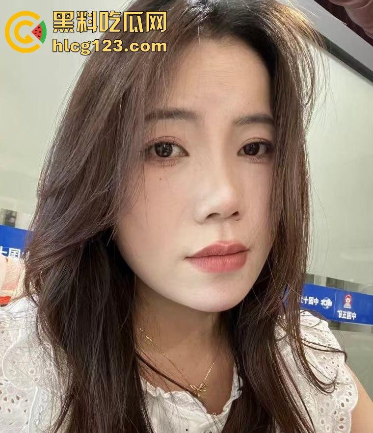 酒店精油服务变成无套大战!技师顶不住女神美乳翘臀,直接上位狂操,精油按摩变成啪啪大战!-1