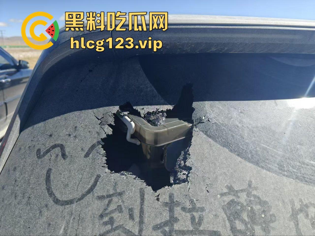 青海打砸拦车事件！警察及时出警，穷山僻壤的刁民居然还敢收过路费？-8