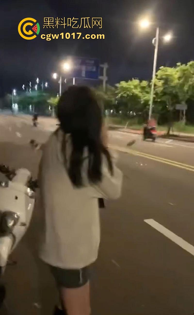 深夜街头惊现帮派斗争！赤裸染发精神小伙携带棍棒骑着鬼火到场，飞车撞人拳拳到肉血拼到底，完全不输电影场面！-5