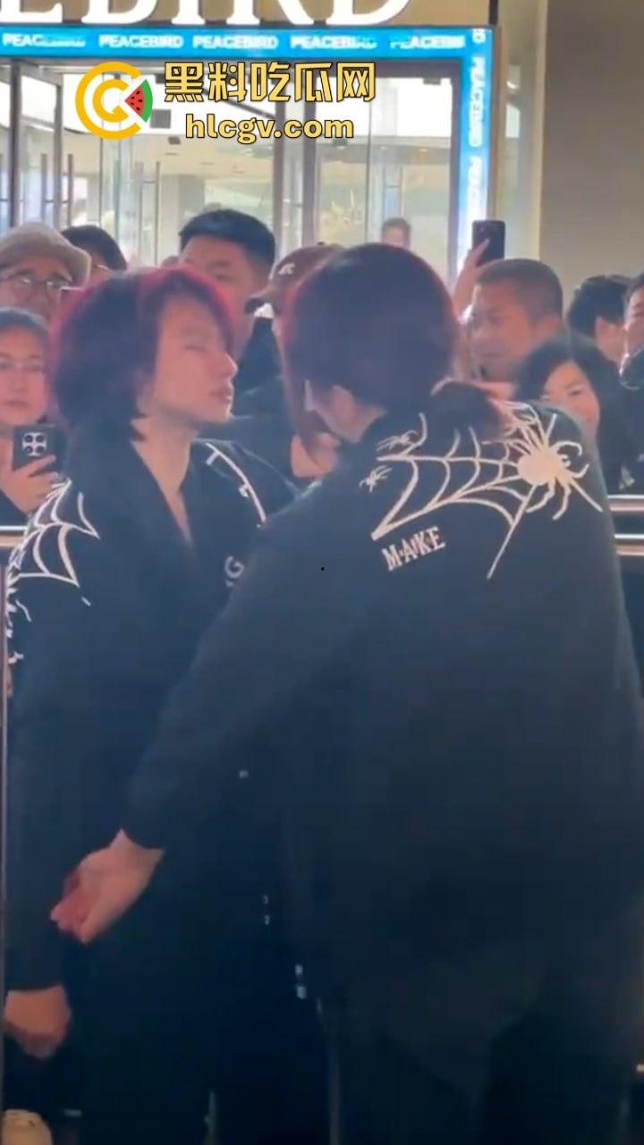 沈阳中街情侣吵架超带劲 旁边大哥忘情表演误摸警察屁股 全程搞笑沈腾看了都说妙-8