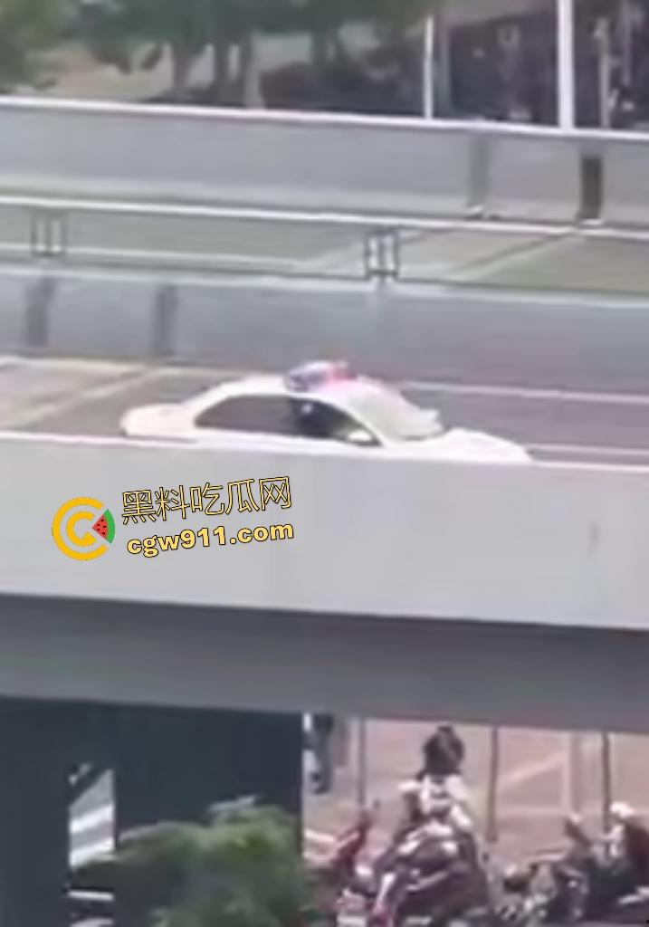 石家庄现实版侠盗飞车!欲跳桥自杀男子反转抢警车狂飙撞飞路人,警方围堵抓捕直接撞烂警车!-1