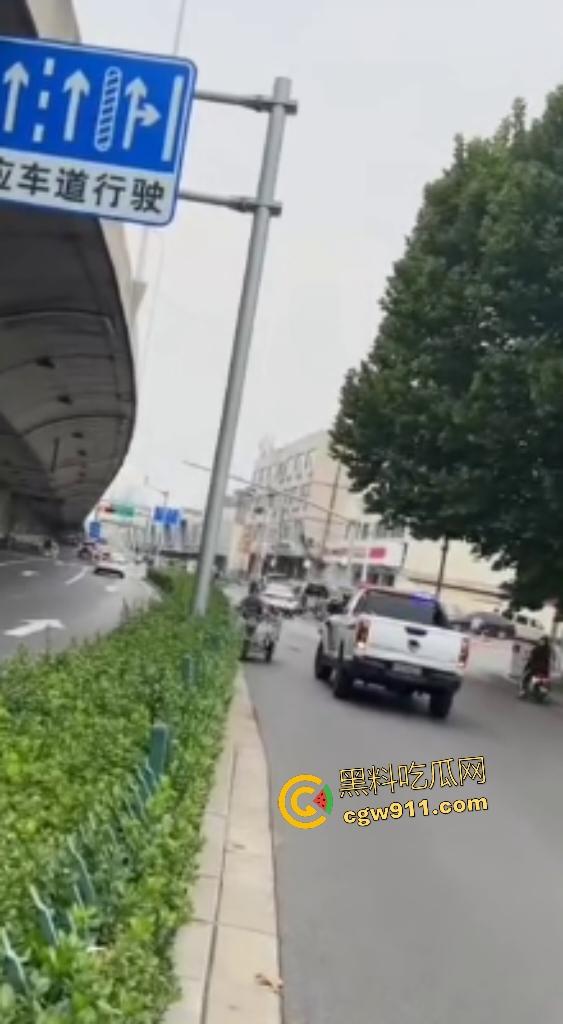 石家庄现实版侠盗飞车!欲跳桥自杀男子反转抢警车狂飙撞飞路人,警方围堵抓捕直接撞烂警车!-2