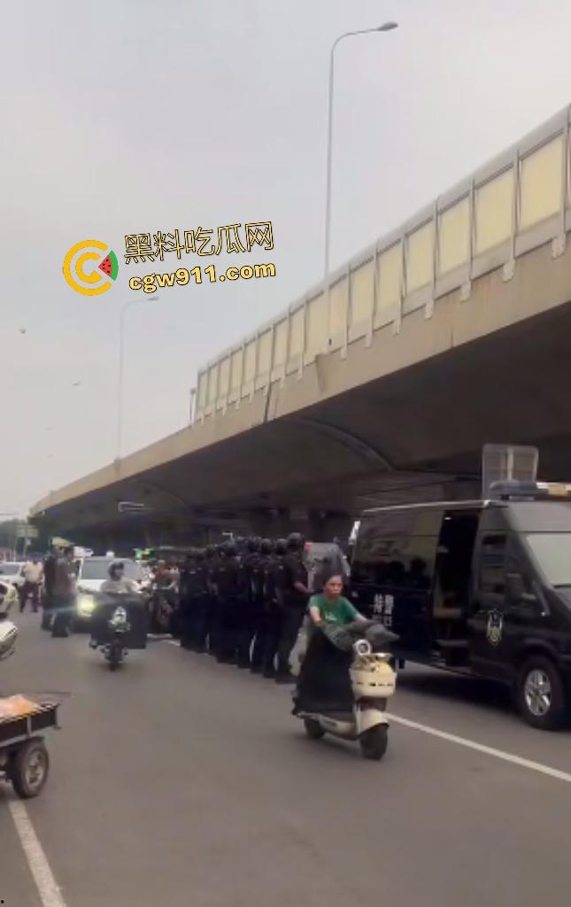 石家庄现实版侠盗飞车!欲跳桥自杀男子反转抢警车狂飙撞飞路人,警方围堵抓捕直接撞烂警车!-3