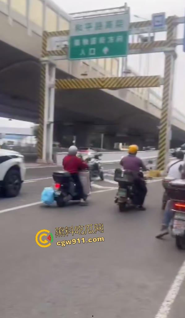 石家庄现实版侠盗飞车!欲跳桥自杀男子反转抢警车狂飙撞飞路人,警方围堵抓捕直接撞烂警车!-4