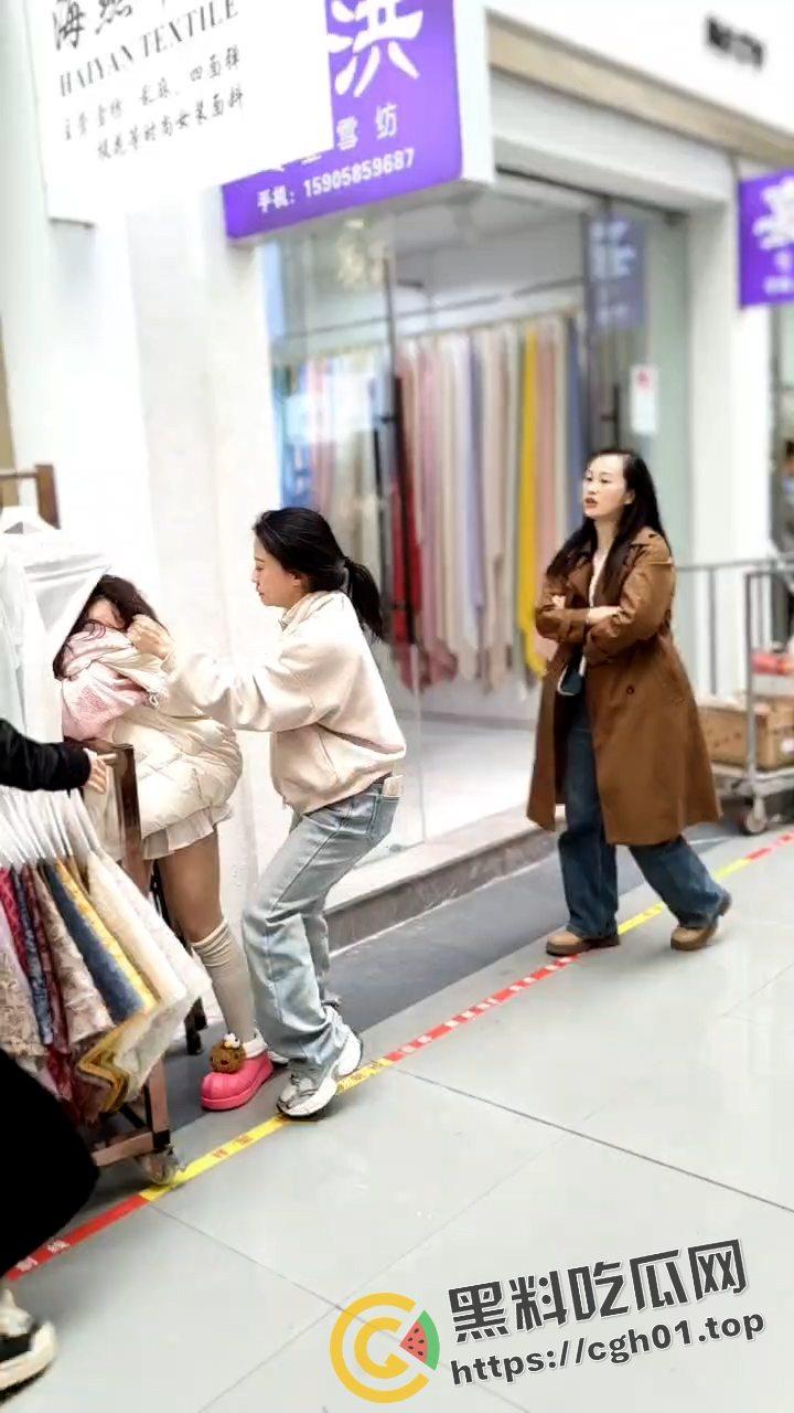 绍兴柯桥区市场捉奸大战 风韵犹存的原配大战正当妩媚的小三 是什么样的男人能操这两个逼-4