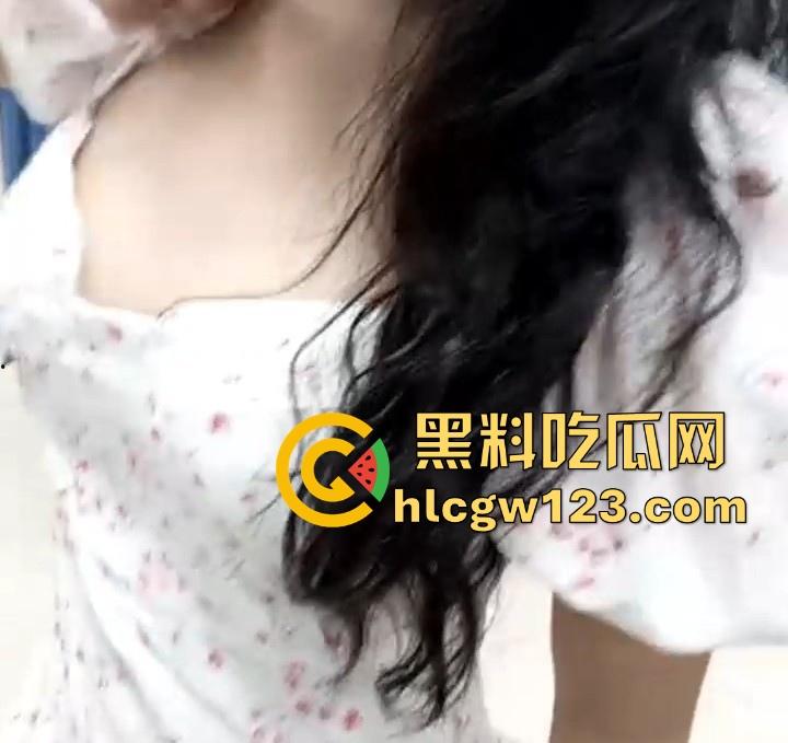 00后百合好闺蜜 都是极品性感萝莉 一起在商场玩露出 更衣间互舔自慰 鲍鱼超嫩强烈推荐！-3