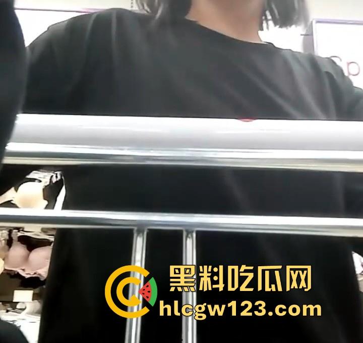 00后百合好闺蜜 都是极品性感萝莉 一起在商场玩露出 更衣间互舔自慰 鲍鱼超嫩强烈推荐！-5