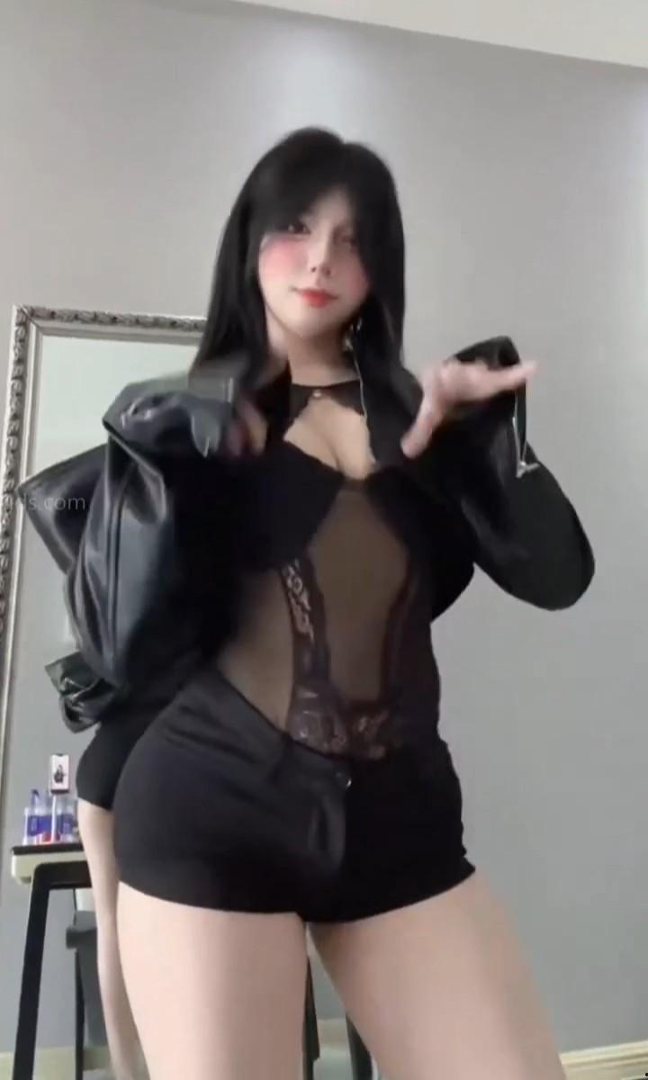 小编推荐！抖音巨乳女神【幼幼酱】定制热舞自慰福利流出，极品身材微胖尤物，皮肤白嫩巨乳肥臀，呻吟声十分动人。-11