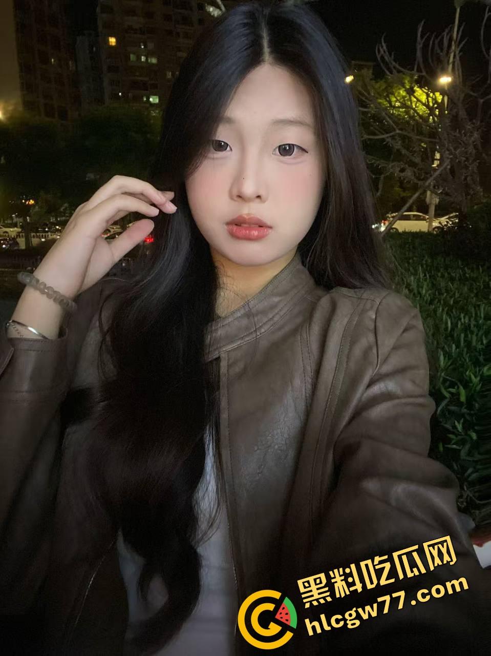 广东食品药品职院情侣操场野战，女友逼痒坐男友腿蹭逼蹭到湿，小哥握腰狂挺差点就插进去！-2